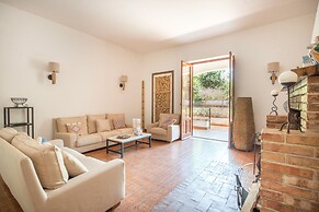 Una Scogliera sul Mare con Piscina by Wonderful Italy