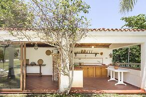 Una Scogliera sul Mare con Piscina by Wonderful Italy