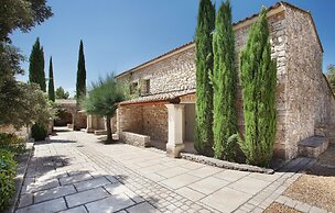 Maisonette in Gordes With Provencal Charm
