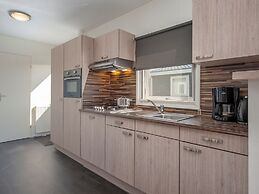 Lodge With an Electric Sloop in Giethoorn Centre