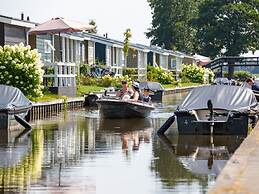 Lodge With an Electric Sloop in Giethoorn Centre