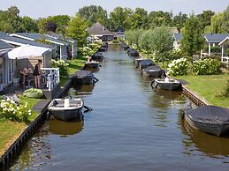 Lodge With an Electric Sloop in Giethoorn Centre