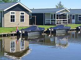 Lodge With an Electric Sloop in Giethoorn Centre