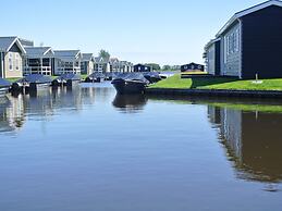 Lodge With an Electric Sloop in Giethoorn Centre