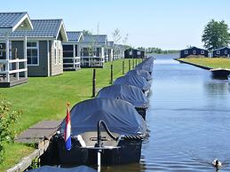 Lodge With an Electric Sloop in Giethoorn Centre