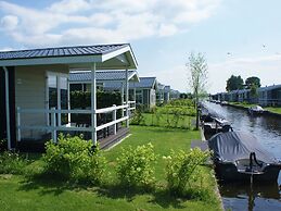 Lodge With an Electric Sloop in Giethoorn Centre