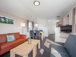 Lodge With an Electric Sloop in Giethoorn Centre