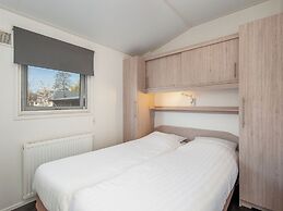 Lodge With an Electric Sloop in Giethoorn Centre