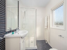 Lodge With an Electric Sloop in Giethoorn Centre