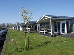 Lodge With an Electric Sloop in Giethoorn Centre