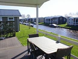 Lodge With an Electric Sloop in Giethoorn Centre