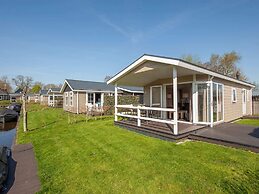 Lodge With an Electric Sloop in Giethoorn Centre