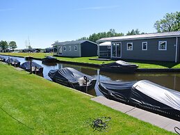 Lodge With an Electric Sloop in Giethoorn Centre
