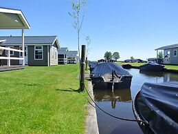 Lodge With an Electric Sloop in Giethoorn Centre