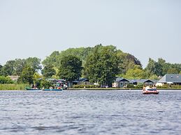 Lodge With an Electric Sloop in Giethoorn Centre