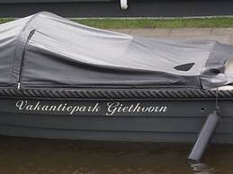 Lodge With an Electric Sloop in Giethoorn Centre