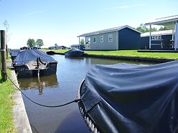 Lodge With an Electric Sloop in Giethoorn Centre
