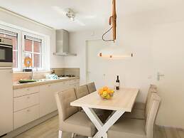 Luxurious Stately Villa With 3 Bathrooms, 1km From the Beach