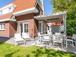 Luxurious Stately Villa With 3 Bathrooms, 1km From the Beach