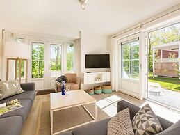 Luxurious Stately Villa With 3 Bathrooms, 1km From the Beach