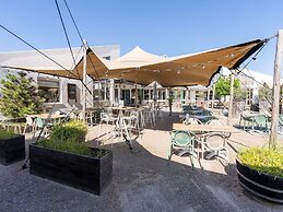 Wooden Bungalow With Dishwasher Near the Beach