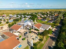 Wooden Bungalow With Dishwasher Near the Beach