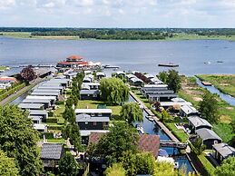 Holiday Home With Terrace in Giethoorn