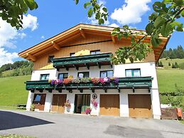 Cozy Holiday Home on Slopes in Maria Alm