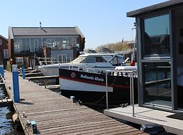 Cozy Houseboat at the Edge of the Marina