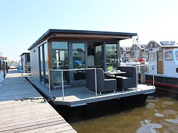 Cozy Houseboat at the Edge of the Marina