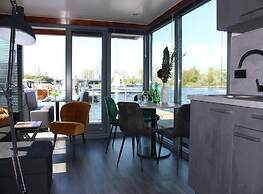 Cozy Houseboat at the Edge of the Marina