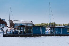 Cozy Houseboat at the Edge of the Marina