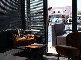 Cozy Houseboat at the Edge of the Marina