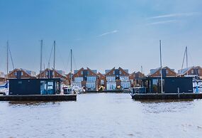 Cozy Houseboat at the Edge of the Marina