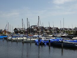 Cozy Houseboat at the Edge of the Marina