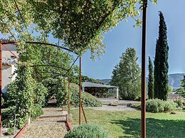 Cottage in Oppede With Poolside Bliss