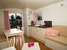 Cozy Chalet With Veranda on the Beach