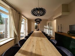 Tasteful Holiday Home With Spacious Garden