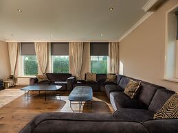 Tasteful Holiday Home With Spacious Garden