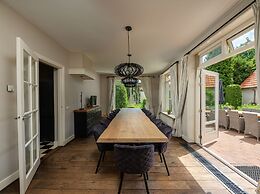 Tasteful Holiday Home With Spacious Garden