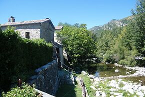 Riverside Retreat in La Souche