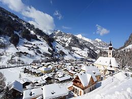 Bright Holiday Home in Huttschlag near Mountains Ski Slopes