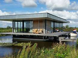 House Boat in Goengahuizen With Sauna