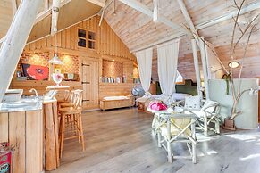 Mountain Stay Near Canal