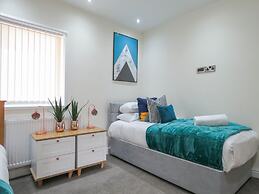 Tudors eSuites Birmingham Townhouse Private Garden Free Parking