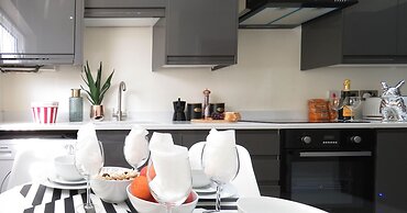 Tudors eSuites Birmingham Townhouse Private Garden Free Parking