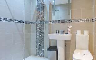 Tudors eSuites Birmingham Townhouse Private Garden Free Parking