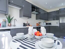 Tudors eSuites Birmingham Townhouse Private Garden Free Parking