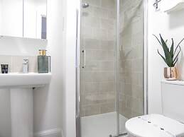 Tudors eSuites Birmingham House Private Garden Free Parking