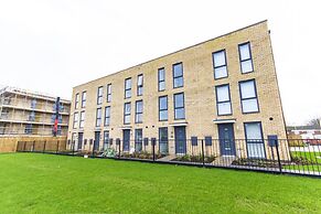 Tudors eSuites Birmingham House with Private Garden Free Parking